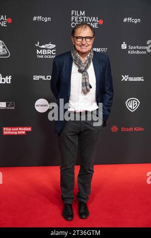 Ewald LIENEN, ehem. Fussballspieler, Fussballtrainer, Roter Teppich, Red Carpet Show, Ankunft, arrivo, Fotocall fuer den Film LIENEN - eine europaeische Tragoedie auf dem Film Festival Colonia 2023 a Koeln, 23.10.2023. *** Ewald LIENEN, ex giocatore di calcio, allenatore di calcio, Red carpet, Red carpet show, arrivo, photocall per il film LIENEN a European Tragedy al Film Festival Cologne 2023 di Colonia, 23 10 2023 crediti: Imago/Alamy Live News Foto Stock