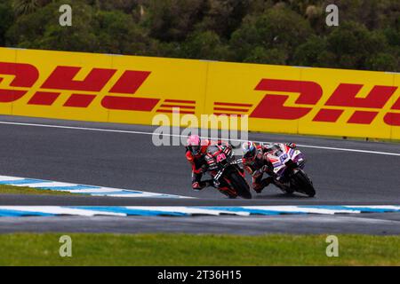 22 ottobre 2023; Phillip Island Grand Prix Circuit, Ventnor, Victoria, Australia; 2023 MotoGP Guru by Gryfyn Australian Motorcycle Grand Prix, Sprint Race Day; Aleix Espargaro, Jorge Martin durante il warm up della gara australiana MotoGP Sprint, che è stata debitamente cancellata a causa della forte pioggia Foto Stock