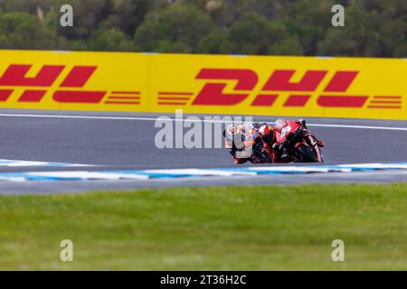 22 ottobre 2023; Phillip Island Grand Prix Circuit, Ventnor, Victoria, Australia; 2023 MotoGP Guru by Gryfyn Australian Motorcycle Grand Prix, Sprint Race Day; Pol Espargaro, Jack Miller durante il warm up della gara australiana MotoGP Sprint, che è stata debitamente cancellata a causa della pioggia Foto Stock