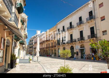 Milazzo, Sicilia Italia - 03 ottobre 2023. Vista su via Giacomo Medici nel centro di Milazzo. Foto Stock