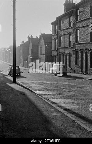 Guardando Flewitt Street da Pym Street, con case vuote durante la sgomberazione e la demolizione di Victorian St Ann's, Nottingham. 1969-1972 Foto Stock