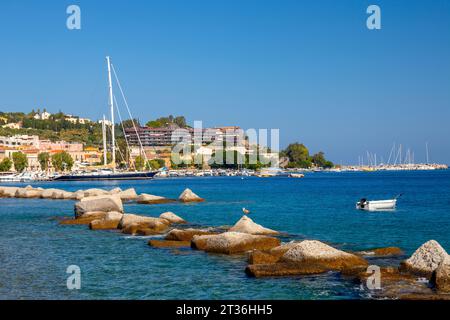 Milazzo, Sicilia Italia - 03 ottobre 2023. Vista sul porto di Milazzo. Foto Stock