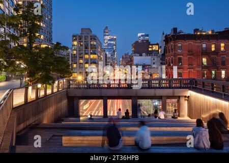 Una serata d'estate al punto panoramico Highline (High Line Park) sulla 10th Avenue con vista dei grattacieli Hudson Yards. Chelsea, Manhattan, New York Foto Stock