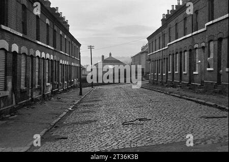 Case terrazzate chiuse abbandonate su una strada acciottolata Moffat Street durante la demolizione di Victorian St Ann's, Nottingham. 1969-1972 Foto Stock