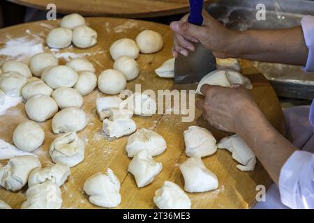 Donna che fa pane turco, Istanbul, Turchia Foto Stock