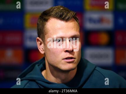 Viktor Claesson del Copenhagen durante una conferenza stampa all'Old Trafford, Manchester. Data immagine: Lunedì 23 ottobre 2023. Foto Stock