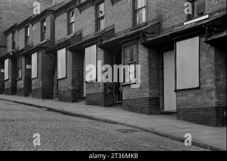 Case chiuse su una Calcutta Street acciottolata in attesa di essere demolite durante la bonifica dei baraccopoli di St Ann's, Nottingham. 1969-1972 Foto Stock