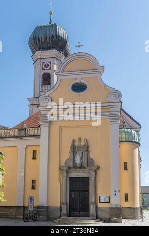 vista su st. Facciata della chiesa di Nikolaus, scattata con una luce brillante d'estate a Immenstadt, Allgaeu, Baviera, Germania Foto Stock