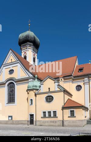 vista su st. Lato della chiesa di Nikolaus, girato in una luce estiva brillante a Immenstadt, Allgaeu, Baviera, Germania Foto Stock