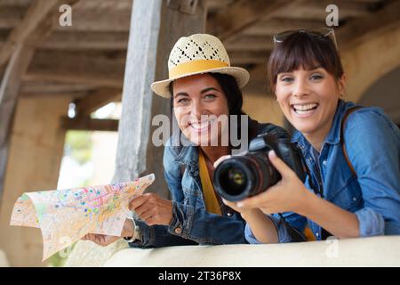 felice momenti positivi e rightful di due ragazze alla moda Foto Stock