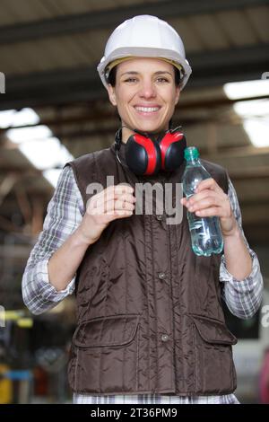 bella donna costruttore di acqua potabile Foto Stock