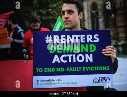 Londra, Regno Unito. 23 ottobre 2023. I manifestanti di diverse organizzazioni si riuniscono di fronte alle camere del Parlamento per un raduno mentre il disegno di legge è in seconda lettura alla camera dei comuni. La proposta di Renters Reform Bill mirerebbe a eliminare il diritto dei proprietari terrieri in Inghilterra di sfrattare gli inquilini senza motivo. La protesta è sostenuta da Jenny Jones del Partito Verde, Baronessa Jones di Moulsecoomb che sta partecipando, così come da molti altri. Crediti: Imageplotter/Alamy Live News Foto Stock