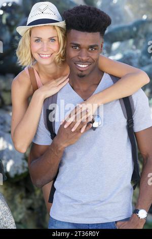 coppia mista di turisti che camminano in città Foto Stock