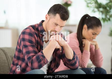 i conflitti nel matrimonio sconvolsero la coppia dopo la disputa di lotta Foto Stock