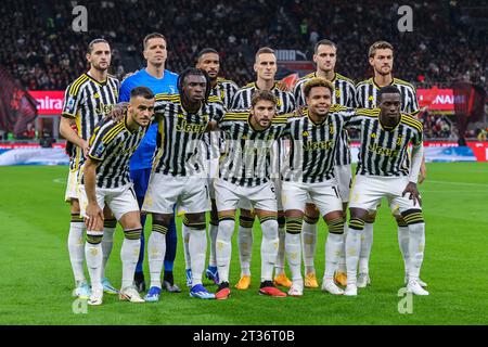 Milano, Italia. 22 ottobre 2023. I giocatori della Juventus FC si schierano durante la partita di serie A 2023/24 tra l'AC Milan e la Juventus FC allo Stadio San Siro. (Foto di Fabrizio Carabelli/SOPA Images/Sipa USA) credito: SIPA USA/Alamy Live News Foto Stock