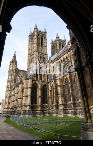 Lincoln Cathedral attraverso Arch, Minster Yard, Lincoln City, Lincolnshire, Inghilterra, REGNO UNITO Foto Stock