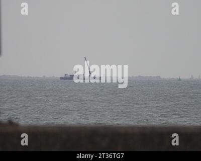 Sheerness, Kent, Regno Unito. 23 ottobre 2023. Il battello della gru di sollevamento/manutenzione speciale del Port of London Authority (PLA) London Titan è stato visto a circa 6 km da Sheerness, nel Kent, questo pomeriggio sollevando un oggetto identificato dal Tamigi sul suo ponte. Crediti: James Bell/Alamy Live News Foto Stock