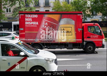Madrid, Spagna. 23 ottobre 2023. In Spagna si vede un camion della società di birra spagnola la Sagra. Credito: SOPA Images Limited/Alamy Live News Foto Stock