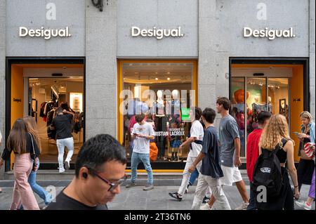 Madrid, Spagna. 23 ottobre 2023. I pedoni camminano davanti al negozio di abbigliamento Desigual in Spagna. Credito: SOPA Images Limited/Alamy Live News Foto Stock