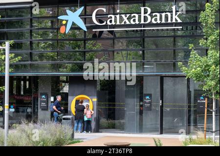 Madrid, Spagna. 23 ottobre 2023. I clienti prelevano denaro da un bancomat presso la più grande banca spagnola di risparmio, la filiale Caixa Bank (CaixaBank) in Spagna. Credito: SOPA Images Limited/Alamy Live News Foto Stock