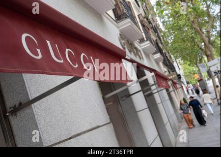 Madrid, Spagna. 23 ottobre 2023. Negozio Gucci, marchio italiano di moda di lusso, in Spagna. Credito: SOPA Images Limited/Alamy Live News Foto Stock