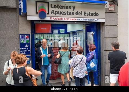Madrid, Spagna. 23 ottobre 2023. Le persone sono viste in un'amministrazione della lotteria mentre alcuni clienti acquistano la lotteria di Natale in Spagna. Credito: SOPA Images Limited/Alamy Live News Foto Stock