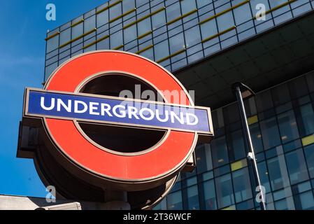 Londra, Regno Unito. Il 10 ottobre 2023, iconico cartello della metropolitana della metropolitana britannica contro un moderno edificio per uffici nel quartiere degli affari della città di Londra. Foto Stock