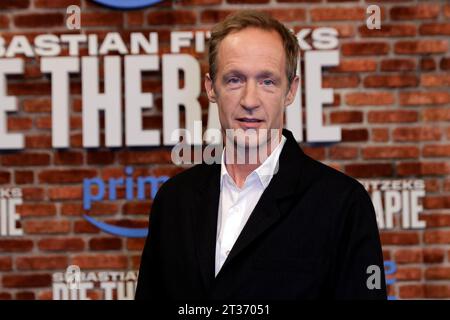 Berlino, Germania. 23 ottobre 2023. Stephan Kampwirth, attore, alla prima della serie "Die Therapie" al cinema Zoo Palast. La serie misteriosa in sei parti inizierà su Amazon prime Video il 26 ottobre 2023. Crediti: Carsten Koall/dpa/Alamy Live News Foto Stock