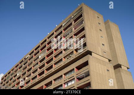 Brutalismus, Plattenbau, Ordensmeisterstraße, Tempelhofer Damm, Tempelhof, Tempelhof-Schöneberg, Berlin, Deutschland **** Brutalismo, costruzione prefabbricata, Ordensmeisterstraße, Tempelhofer Damm, Tempelhof, Tempelhof Schöneberg, Berlino, Germania credito: Imago/Alamy Live News Foto Stock