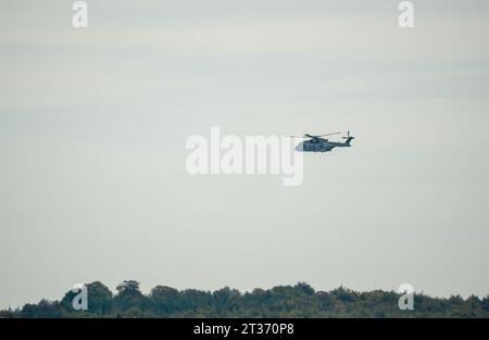 British Royal Navy Agusta-Westland Merlin HM.2 AW101 elicottero volare basso sotto nuvola bianca su un esercizio militare su Wiltshire Regno Unito Foto Stock