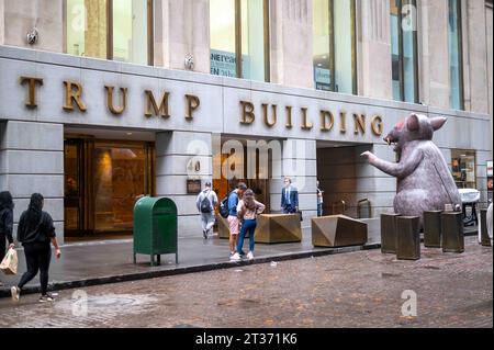 Gigantesco topo gonfiabile di fronte al Trump Building Manhattan, gente di New York Foto Stock