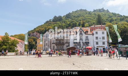 Sintra, Portogallo - 14 agosto 2017: I turisti della Praca da Republica o Piazza della Repubblica del centro storico di Sintra, foto panoramica Foto Stock