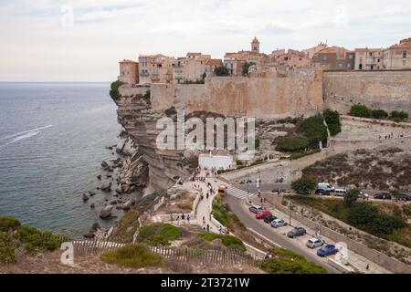 Bonifacio, Francia - 22 agosto 2018: Paesaggio di Bonifacio, Corsica. La città vecchia si trova sulla costa rocciosa sotto il cielo nuvoloso Foto Stock