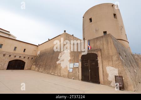 Bonifacio, Francia - 22 agosto 2018: Facciata della scuola elementare con porta e bandiera in legno Foto Stock