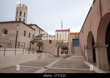 Bonifacio, Francia - 22 agosto 2018: La gente cammina vicino all'Eglise Saint-Dominique de Bonifacio Foto Stock