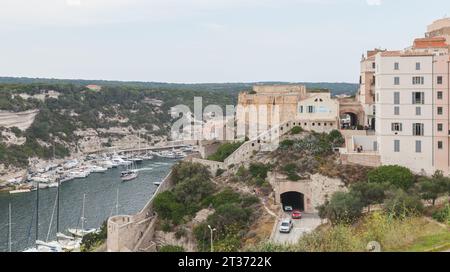 Bonifacio, Francia - 22 agosto 2018: Paesaggio urbano di Bonifacio, Corsica. Vecchie case residenziali sorgono sulle coste rocciose Foto Stock
