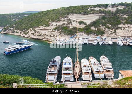 Bonifacio, Francia - 22 agosto 2018: Barche a motore da diporto e barche a vela ormeggiate nel porto di Bonifacio Foto Stock