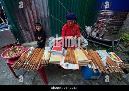 Venditori di incenso, Dong Van Market, Dong Van, ha Giang, Vietnam Foto Stock