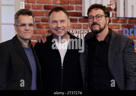 Berlino, Germania. 23 ottobre 2023. Sebastian Fitzek (M), Thor Freudentahl (l) e Ivan Sainz Pardo (r) alla prima della serie "Die Therapie" al cinema Zoo Palast. La serie misteriosa in sei parti inizierà su Amazon prime Video il 26 ottobre 2023. Crediti: Carsten Koall/dpa/Alamy Live News Foto Stock