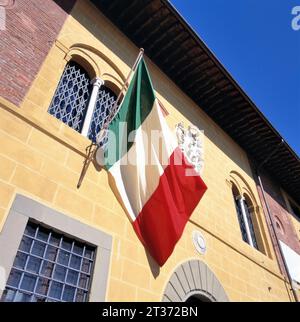 La bandiera nazionale italiana dell'Italia, l'Europa con cielo azzurro Foto Stock