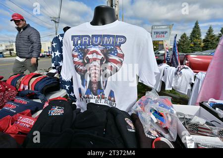 Derry, USA. 23 ottobre 2023. Un venditore si trova accanto al suo tavolo di merchandising fuori da un evento della campagna di Donald Trump a Derry, New Hampshire. Lunedì 23 ottobre 2023. (Foto di Josh Reynolds/Sipa USA) credito: SIPA USA/Alamy Live News Foto Stock