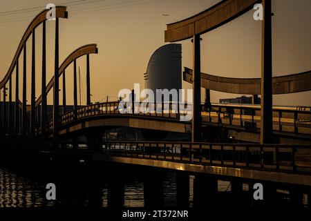 Barcellona, 06 ottobre 2023. Vela hotel dal maremagnum nel porto di Barcellona © ABEL F. ROS/Alamy Foto Stock