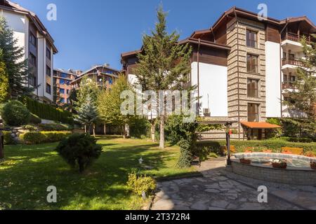 Hotel a Bansko, Bulgaria in estate, prati verdi e alberi Foto Stock