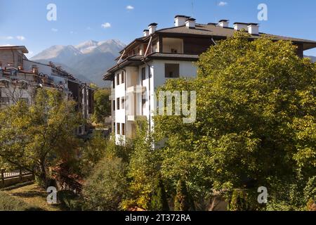 Hotel a Bansko, Bulgaria e Monti Pirin estivi sullo sfondo Foto Stock