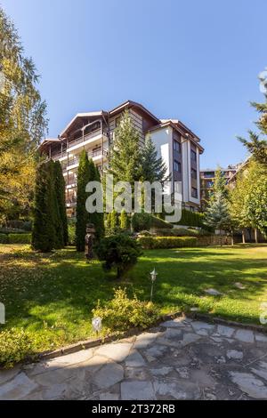 Hotel a Bansko, Bulgaria in estate, prati verdi e alberi Foto Stock