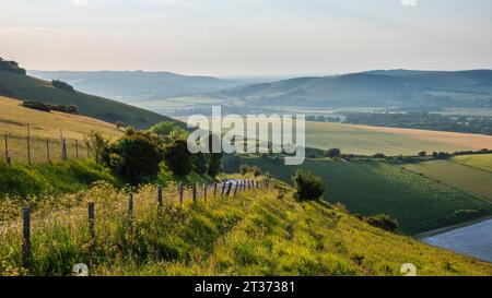 Splendido tramonto estivo da Firle Beacon nel South Downs National Park, nella splendida campagna inglese Foto Stock