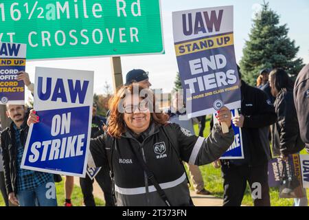 Sterling Heights, Michigan, USA. 23 ottobre 2023. I membri della United Auto Workers ampliarono il loro sciopero, uscendo allo stabilimento di Sterling Heights di Stellantis (SHAP). I 6.800 lavoratori dello stabilimento realizzano dumper RAM. Crediti: Jim West/Alamy Live News Foto Stock