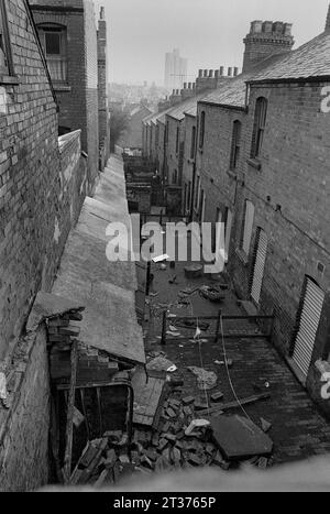 Giocattoli nei cortili di una fila di case a schiera vittoriane e servizi igienici in attesa di essere demoliti durante lo slum di St Ann's, Nottingham. 1969-1972 Foto Stock