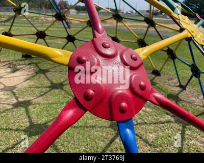 Barre rosse gialle e blu sullo sfondo di una scimmia del parco per bambini Foto Stock