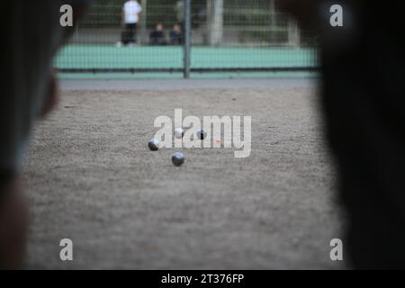 immagine dettagliata delle persone che giocano a bocce in un parco Foto Stock